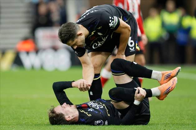 Sunderland v Everton - Premier League James Tarkowski of Everton checks on James Garner of Everton during the Premier League match between Sunderland and Everton at Stadium of Light on November 3, 2025 in Sunderland, United Kingdom. Sunderland Stadium of Light England United Kingdom Copyright: xRichardxSellers Sportsphoto APLx 14140258