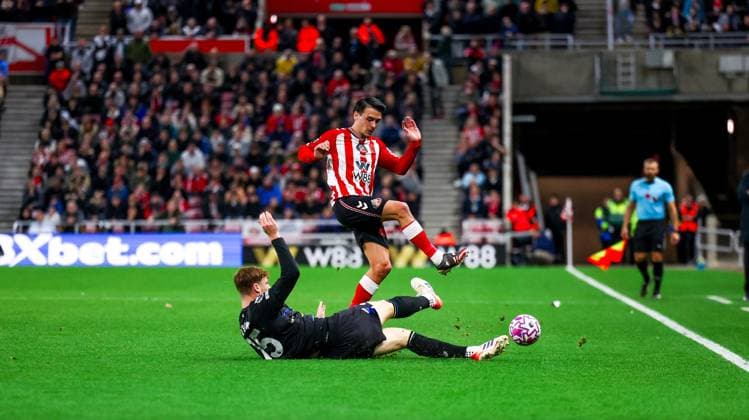 Sunderland v Everton Premier League 03 11 2025. Everton defender Jake O Brien (15) tackles Sunderland midfielder Enzo Le FÃ e (28) during the Premier League match between Sunderland and Everton at the Stadium Of Light, Sunderland, England on 3 November 2025. Editorial use only DataCo restrictions apply See www.football-dataco.com , Copyright: xSimonxDaviesx PSI-23160-0008