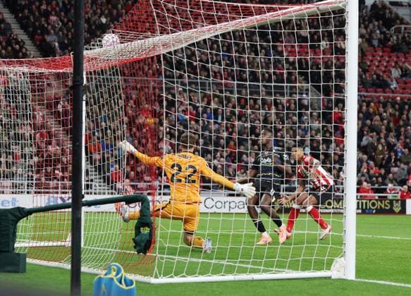 Sunderland, England, 3rd November 2025. Thierno Barry of Everton misses a chance to score during the Sunderland vs Everton Premier League match at the Stadium Of Light, Sunderland. Picture credit should read: Nigel Roddis Sportimage EDITORIAL USE ONLY. No use with unauthorised audio, video, data, fixture lists, club league logos or live services. Online in-match use limited to 120 images, no video emulation. No use in betting, games or single club league player publications. SPI_037_NR_SUND_EVER SPI-4261-0037
