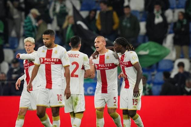 Genoa s Leo Ostigard celebrates after scoring the 1-2 goal for his team during the Serie A soccer match between Sassuolo and Genoa at the Mapei Stadium Cittˆ del Tricolore in Reggio Emilia, north Italy - Monday, November 3, 2025 - - Soccer -  Copyright: xMassimoxPaolone LaPressex
