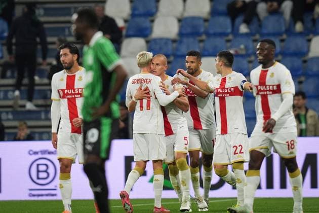 Genoa s Leo Ostigard celebrates after scoring the 1-2 goal for his team during the Serie A soccer match between Sassuolo and Genoa at the Mapei Stadium Cittˆ del Tricolore in Reggio Emilia, north Italy - Monday, November 3, 2025 - - Soccer -  Copyright: xMassimoxPaolone LaPressex