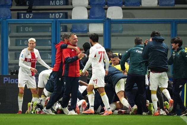Genoa s Leo Ostigard celebrates with the players of Genoa and GenoaÕs Mimmo Domenico Criscito after scoring the 1-2 goal for his team during the Serie A soccer match between Sassuolo and Genoa at the Mapei Stadium Cittˆ del Tricolore in Reggio Emilia, north Italy - Monday, November 3, 2025 - - Soccer -  Copyright: xMassimoxPaolone LaPressex