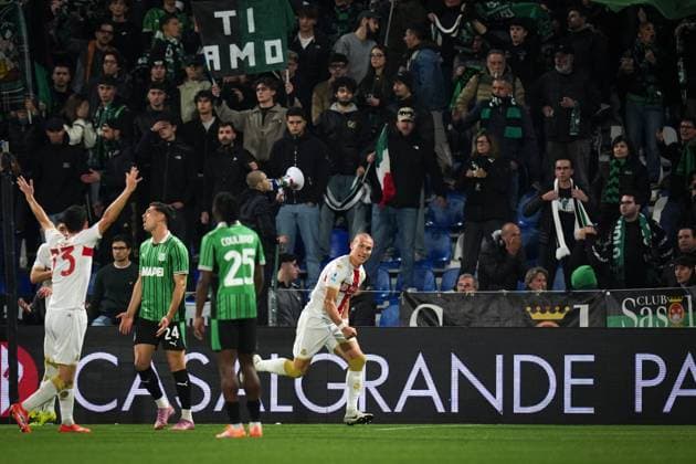 Genoa s Leo Ostigard celebrates after scoring the 1-2 goal for his team during the Serie A soccer match between Sassuolo and Genoa at the Mapei Stadium Cittˆ del Tricolore in Reggio Emilia, north Italy - Monday, November 3, 2025 - - Soccer -  Copyright: xMassimoxPaolone LaPressex