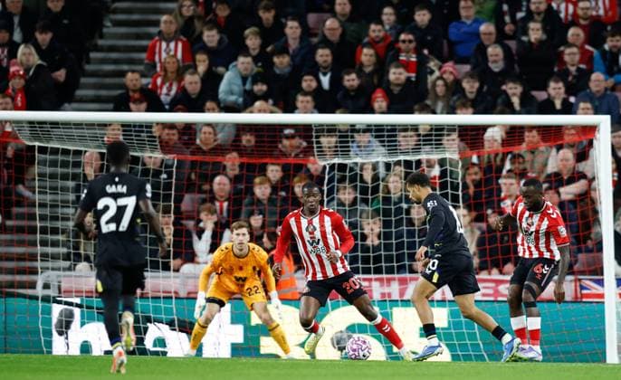 3rd November 2025; Stadium of Light, Sunderland, England; Premier League Football, Sunderland versus Everton; Iliman Ndiaye of Everton cuts across the top of the box and scores his sides first goal in the 15th minute for 0-1  CraigxCowan