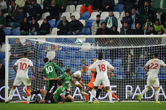 Genoa s Leo Ostigard goal 1-2 during the Serie A soccer match between Sassuolo and Genoa at the Mapei Stadium Cittˆ del Tricolore in Reggio Emilia, north Italy - Monday, November 3, 2025 - - Soccer -  Copyright: xMassimoxPaolone LaPressex