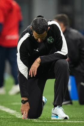 Sassuolo™s head coach Fabio Grosso with head down during the Serie A soccer match between Sassuolo and Genoa at the Mapei Stadium CittÃ del Tricolore in Reggio Emilia, north Italy - Monday, November 3, 2025 - - Soccer -  Copyright: xMassimoxPaolone LaPressex