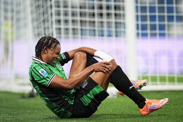 SassuoloÕs Armand Lauriente with head down during the Serie A soccer match between Sassuolo and Genoa at the Mapei Stadium Cittˆ del Tricolore in Reggio Emilia, north Italy - Monday, November 3, 2025 - - Soccer -  Copyright: xMassimoxPaolone LaPressex