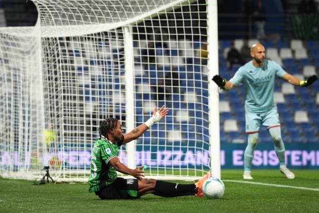 SassuoloÕs Armand Lauriente protests during the Serie A soccer match between Sassuolo and Genoa at the Mapei Stadium Cittˆ del Tricolore in Reggio Emilia, north Italy - Monday, November 3, 2025 - - Soccer -  Copyright: xMassimoxPaolone LaPressex