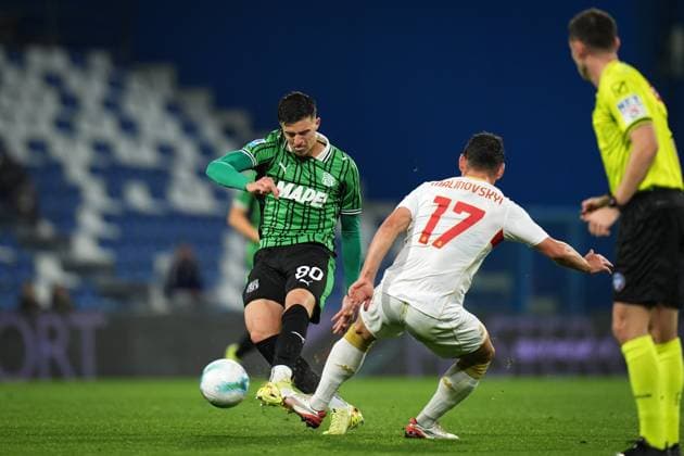 SassuoloÕs Tarik Muharemovic fights for the ball with GenoaÕs Ruslan Malinovskyi during the Serie A soccer match between Sassuolo and Genoa at the Mapei Stadium Cittˆ del Tricolore in Reggio Emilia, north Italy - Monday, November 3, 2025 - - Soccer -  Copyright: xMassimoxPaolone LaPressex