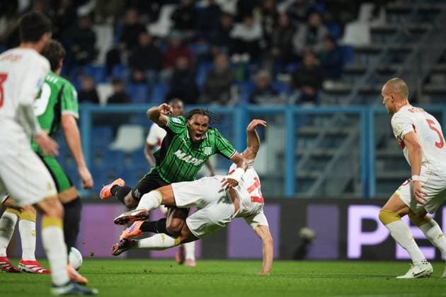 SassuoloÕs Armand Lauriente fights for the ball with GenoaÕs Ruslan Malinovskyi during the Serie A soccer match between Sassuolo and Genoa at the Mapei Stadium Cittˆ del Tricolore in Reggio Emilia, north Italy - Monday, November 3, 2025 - - Soccer -  Copyright: xMassimoxPaolone LaPressex