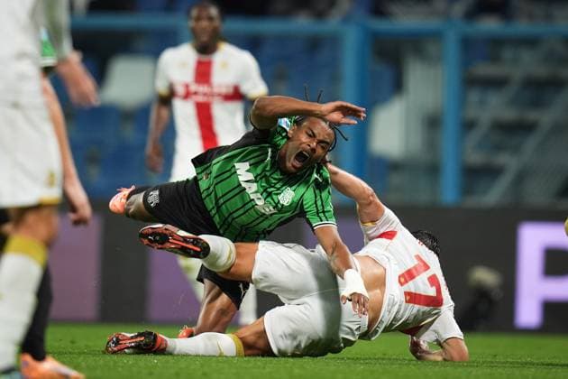 SassuoloÕs Armand Lauriente fights for the ball with GenoaÕs Ruslan Malinovskyi during the Serie A soccer match between Sassuolo and Genoa at the Mapei Stadium Cittˆ del Tricolore in Reggio Emilia, north Italy - Monday, November 3, 2025 - - Soccer -  Copyright: xMassimoxPaolone LaPressex