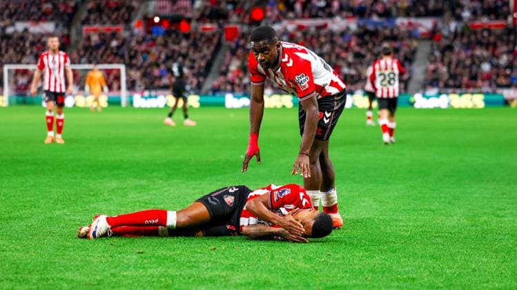 Sunderland v Everton Premier League 03 11 2025. Sunderland defender Reinildo Mandava (17) feels a knock during the Premier League match between Sunderland and Everton at the Stadium Of Light, Sunderland, England on 3 November 2025. Editorial use only DataCo restrictions apply See www.football-dataco.com , Copyright: xSimonxDaviesx PSI-23160-0028