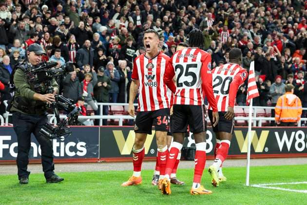 Sunderland v Everton, Premier League Sunderland midfielder Granit Xhaka (34) scores a GOAL 1-1 and celebrates during the Sunderland v Everton English Premier League match at the Stadium of Light, Sunderland, England on 3 November 2025 Credit: Phil Duncan Every Second Media Editorial use only. All images are copyright Every Second Media Limited. No images may be reproduced without prior permission. All rights reserved. Premier League and Football League images are subject to licensing agreements with Football DataCo Limited. see https: www.football-dataco.com Copyright: xIMAGO EveryxSecondxMediax ESM-1653-0040 PhilxDuncanx xEveryxSecondxMediax