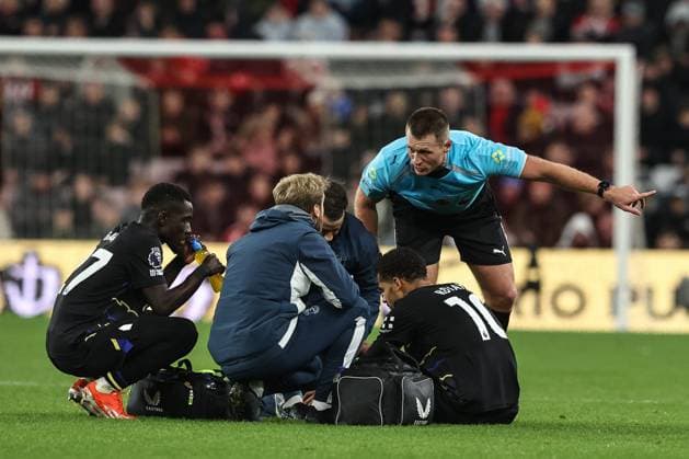 Premier League Sunderland v Everton Referee Thomas Bramall instructs Everton™s medical team to treat Iliman Ndiaye of Everton off the pitch so play can continue during the Premier League match Sunderland vs Everton at Stadium Of Light, Sunderland, United Kingdom, 3rd November 2025 (Photo by Alfie Cosgrove News Images) Sunderland Stadium Of Light Tyne and Wear United Kingdom Copyright: xAlfiexCosgrove NewsxImagesx