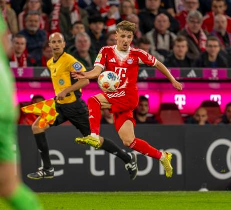 01 11 2025, Soccer Bundesliga 2025 2026, Matchday 9, FC Bayern Munich Bayer Leverkusen, in the Allianz Arena Munich, Lennart Karl FC Bayern Munich on the ball