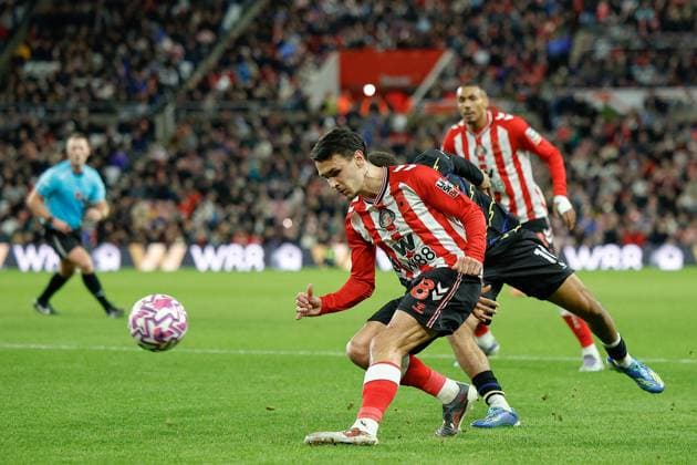 3rd November 2025; Stadium of Light, Sunderland, England; Premier League Football, Sunderland versus Everton; Enzo Le Fee of Sunderland crosses into the Everton box  CraigxCowan