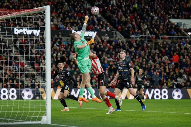 3rd November 2025; Stadium of Light, Sunderland, England; Premier League Football, Sunderland versus Everton; Jordan Pickford of Everton punches clear of his goal  CraigxCowan