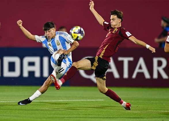 ArgentinaÊv Belgium:Ê: Group D - FIFA U-17 World Cup Qatar 2025 TULIAN Ramiro of of Argentina and DE KIMPE Arthur of Belgium in action during the FIFA U-17 World cup Qatar 2025 group D match between ArgentinaÊv Belgium: in Doha, Qatar, on November 3, 2025 DOHA Qatar Copyright: xNOUSHADx