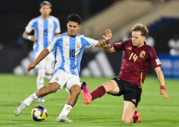 ArgentinaÊv Belgium:Ê: Group D - FIFA U-17 World Cup Qatar 2025 OJEDA Uriel (L) of Argentina and BRASPENNING Daan of Belgium in action during the FIFA U-17 World cup Qatar 2025 group D match between ArgentinaÊv Belgium: in Doha, Qatar, on November 3, 2025 DOHA Qatar Copyright: xNOUSHADx