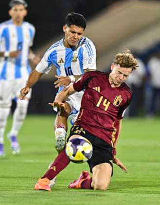 ArgentinaÊv Belgium:Ê: Group D - FIFA U-17 World Cup Qatar 2025 TELLO Alejandro (L) of Argentina and WINS Axl of Belgium in action during the FIFA U-17 World cup Qatar 2025 group D match between ArgentinaÊv Belgium: in Doha, Qatar, on November 3, 2025 DOHA Qatar Copyright: xNOUSHADx
