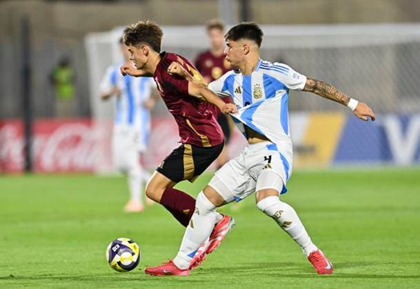 ArgentinaÊv Belgium:Ê: Group D - FIFA U-17 World Cup Qatar 2025 DE MARTIS Thomas (R) of Argentina and DE WANNEMACKER August of Belgium in action during the FIFA U-17 World cup Qatar 2025 group D match between ArgentinaÊv Belgium: in Doha, Qatar, on November 3, 2025 DOHA Qatar Copyright: xNOUSHADx