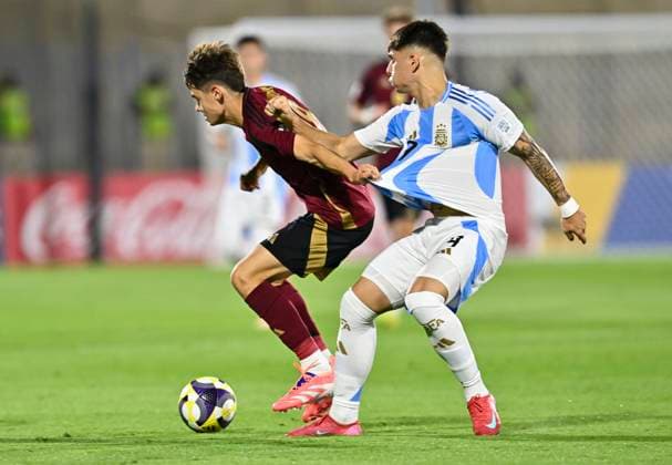 ArgentinaÊv Belgium:Ê: Group D - FIFA U-17 World Cup Qatar 2025 DE MARTIS Thomas (R) of Argentina and DE WANNEMACKER August of Belgium in action during the FIFA U-17 World cup Qatar 2025 group D match between ArgentinaÊv Belgium: in Doha, Qatar, on November 3, 2025 DOHA Qatar Copyright: xNOUSHADx