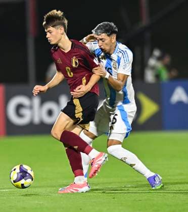 ArgentinaÊv Belgium:Ê: Group D - FIFA U-17 World Cup Qatar 2025 PUJOL Felipe (R) of Argentina and DE DE WANNEMACKER August of Belgium in action during the FIFA U-17 World cup Qatar 2025 group D match between ArgentinaÊv Belgium: in Doha, Qatar, on November 3, 2025 DOHA Qatar Copyright: xNOUSHADx