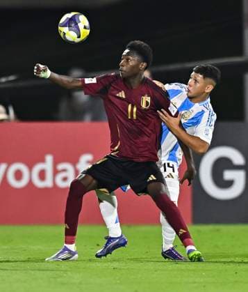 ArgentinaÊv Belgium:Ê: Group D - FIFA U-17 World Cup Qatar 2025 SILVEIRA Santiago (R) of Argentina and DE DE BRASPENNING Daan of Belgium in action during the FIFA U-17 World cup Qatar 2025 group D match between ArgentinaÊv Belgium: in Doha, Qatar, on November 3, 2025 DOHA Qatar Copyright: xNOUSHADx