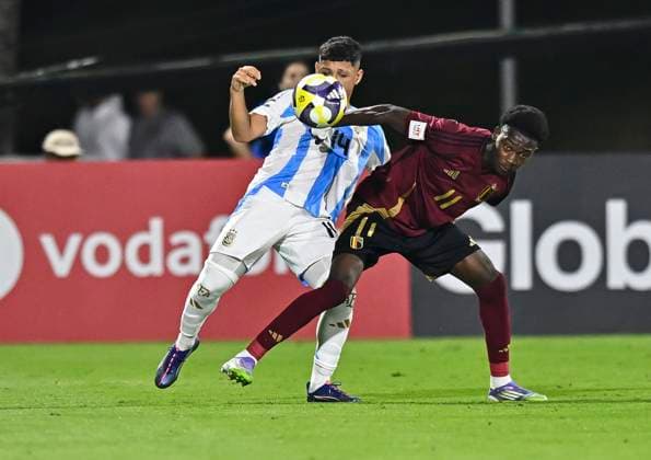 ArgentinaÊv Belgium:Ê: Group D - FIFA U-17 World Cup Qatar 2025 SILVEIRA Santiago (L) of Argentina and DE DE BRASPENNING Daan of Belgium in action during the FIFA U-17 World cup Qatar 2025 group D match between ArgentinaÊv Belgium: in Doha, Qatar, on November 3, 2025 DOHA Qatar Copyright: xNOUSHADx