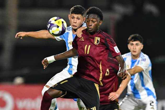 ArgentinaÊv Belgium:Ê: Group D - FIFA U-17 World Cup Qatar 2025 TULIAN Ramiro (L) of Argentina and BISIWU Jesse of Belgium in action during the FIFA U-17 World cup Qatar 2025 group D match between ArgentinaÊv Belgium: in Doha, Qatar, on November 3, 2025 DOHA Qatar Copyright: xNOUSHADx