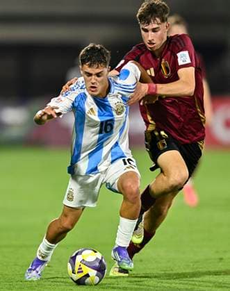 ArgentinaÊv Belgium:Ê: Group D - FIFA U-17 World Cup Qatar 2025 PUJOL Felipe (L) of Argentina and WINS Axl of Belgium in action during the FIFA U-17 World cup Qatar 2025 group D match between ArgentinaÊv Belgium: in Doha, Qatar, on November 3, 2025 DOHA Qatar Copyright: xNOUSHADx