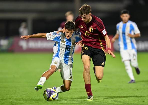 ArgentinaÊv Belgium:Ê: Group D - FIFA U-17 World Cup Qatar 2025 PUJOL Felipe (L) of Argentina and WINS Axl of Belgium in action during the FIFA U-17 World cup Qatar 2025 group D match between ArgentinaÊv Belgium: in Doha, Qatar, on November 3, 2025 DOHA Qatar Copyright: xNOUSHADx