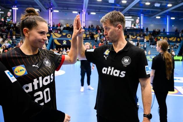 Gummersbach Womens Handball European Championship Qualification, Germany North Macedonia from left Emily Vogel Germany , Coach Markus Gaugisch Germany Gummersbach Schwalbe Arena Germany