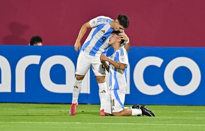 ArgentinaÊv Belgium:Ê: Group D - FIFA U-17 World Cup Qatar 2025 TULIAN Ramiro (R) of Argentina celebrates with his teammates after scoring the goal during the FIFA U-17 World cup Qatar 2025 group D match between ArgentinaÊv Belgium: in Doha, Qatar, on November 3, 2025 DOHA Qatar Copyright: xNOUSHADx