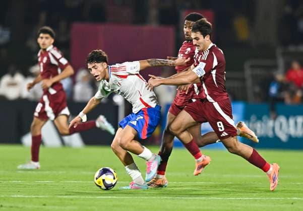 Qatar v Italy: Group A - FIFA U-17 World Cup Qatar 2025 ZAID KTIT (R) of Qatar and LUONGO Andrea of Italy in action during the FIFA U-17 World cup Qatar 2025 group A match between Qatar and Italy in Doha, Qatar, on November 3, 2025 DOHA Qatar Copyright: xNOUSHADx