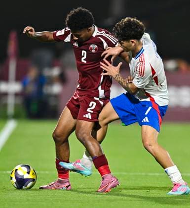 Qatar v Italy: Group A - FIFA U-17 World Cup Qatar 2025 SEIF HASSANEIN (L) of Qatar and LUONGO Andrea of Italy in action during the FIFA U-17 World cup Qatar 2025 group A match between Qatar and Italy in Doha, Qatar, on November 3, 2025 DOHA Qatar Copyright: xNOUSHADx