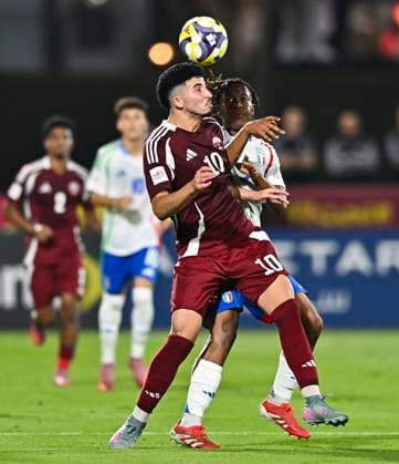 Qatar v Italy: Group A - FIFA U-17 World Cup Qatar 2025 MOHANNAD JAMIL (L) of Qatar and ELIMOGHALE Destiny of Italy in action during the FIFA U-17 World cup Qatar 2025 group A match between Qatar and Italy in Doha, Qatar, on November 3, 2025 DOHA Qatar Copyright: xNOUSHADx