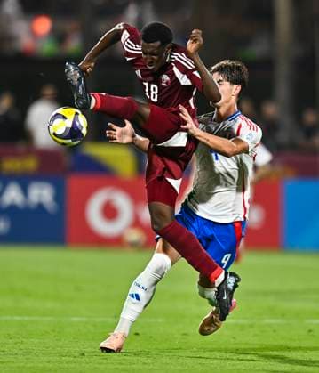 Qatar v Italy: Group A - FIFA U-17 World Cup Qatar 2025 MOSTAFA KHALID (L) of Qatar and CAMPANIELLO Thomas of Italy in action during the FIFA U-17 World cup Qatar 2025 group A match between Qatar and Italy in Doha, Qatar, on November 3, 2025 DOHA Qatar Copyright: xNOUSHADx