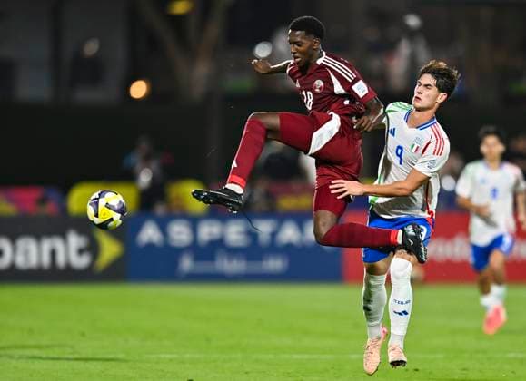 Qatar v Italy: Group A - FIFA U-17 World Cup Qatar 2025 MOSTAFA KHALID (L) of Qatar and CAMPANIELLO Thomas of Italy in action during the FIFA U-17 World cup Qatar 2025 group A match between Qatar and Italy in Doha, Qatar, on November 3, 2025 DOHA Qatar Copyright: xNOUSHADx