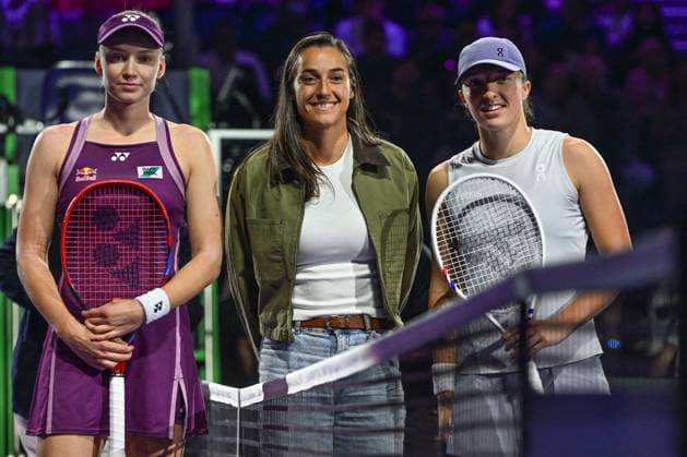 WTA, Tennis Damen Finals 2025 - Day Three RIYADH, SAUDI ARABIA NOVEMBER 3, 2025: Iga Swiatek (R) of Poland and Elena Rybakina (L) of Kazakhstan pose for a photo with former French player Caroline Garcia ahead of their group-stage match on Day 3 of the 2025 WTA Finals at King Saud University Indoor Arena in Riyadh, Saudi Arabia, on November 3, 2025. Riyadh Saudi Arabia  Copyright: xSTRx originalFilename:str-wtafinal251103_npxwX.jpg