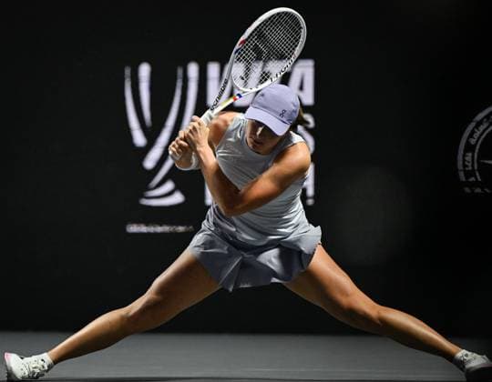 WTA, Tennis Damen Finals 2025 - Day Three RIYADH, SAUDI ARABIA NOVEMBER 3, 2025: Iga Swiatek of Poland plays against Elena Rybakina of Kazakhstan during their group-stage match on Day 3 of the 2025 WTA Finals at King Saud University Indoor Arena in Riyadh, Saudi Arabia, on November 3, 2025. Riyadh Saudi Arabia  Copyright: xSTRx originalFilename:str-wtafinal251103_npGR6.jpg