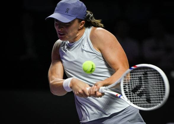 WTA, Tennis Damen Finals 2025 - Day Three RIYADH, SAUDI ARABIA NOVEMBER 3, 2025: Iga Swiatek of Poland plays against Elena Rybakina of Kazakhstan during their group-stage match on Day 3 of the 2025 WTA Finals at King Saud University Indoor Arena in Riyadh, Saudi Arabia, on November 3, 2025. Riyadh Saudi Arabia  Copyright: xSTRx originalFilename:str-wtafinal251103_npQ0e.jpg