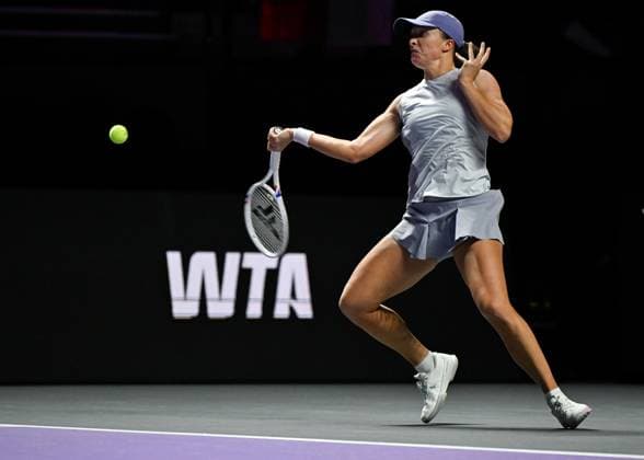 WTA, Tennis Damen Finals 2025 - Day Three RIYADH, SAUDI ARABIA NOVEMBER 3, 2025: Iga Swiatek of Poland plays against Elena Rybakina of Kazakhstan during their group-stage match on Day 3 of the 2025 WTA Finals at King Saud University Indoor Arena in Riyadh, Saudi Arabia, on November 3, 2025. Riyadh Saudi Arabia  Copyright: xSTRx originalFilename:str-wtafinal251103_npu5S.jpg