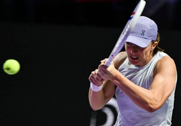 WTA, Tennis Damen Finals 2025 - Day Three RIYADH, SAUDI ARABIA NOVEMBER 3, 2025: Iga Swiatek of Poland plays against Elena Rybakina of Kazakhstan during their group-stage match on Day 3 of the 2025 WTA Finals at King Saud University Indoor Arena in Riyadh, Saudi Arabia, on November 3, 2025. Riyadh Saudi Arabia  Copyright: xSTRx originalFilename:str-wtafinal251103_npUkp.jpg