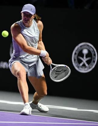 WTA, Tennis Damen Finals 2025 - Day Three RIYADH, SAUDI ARABIA NOVEMBER 3, 2025: Iga Swiatek of Poland plays against Elena Rybakina of Kazakhstan during their group-stage match on Day 3 of the 2025 WTA Finals at King Saud University Indoor Arena in Riyadh, Saudi Arabia, on November 3, 2025. Riyadh Saudi Arabia  Copyright: xSTRx originalFilename:str-wtafinal251103_npYwP.jpg