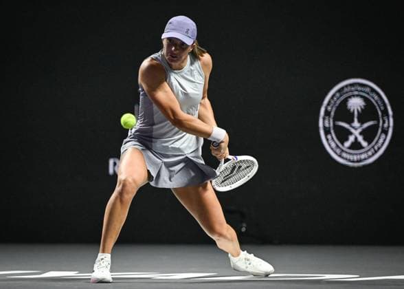 WTA, Tennis Damen Finals 2025 - Day Three RIYADH, SAUDI ARABIA NOVEMBER 3, 2025: Iga Swiatek of Poland plays against Elena Rybakina of Kazakhstan during their group-stage match on Day 3 of the 2025 WTA Finals at King Saud University Indoor Arena in Riyadh, Saudi Arabia, on November 3, 2025. Riyadh Saudi Arabia  Copyright: xSTRx originalFilename:str-wtafinal251103_nptiC.jpg