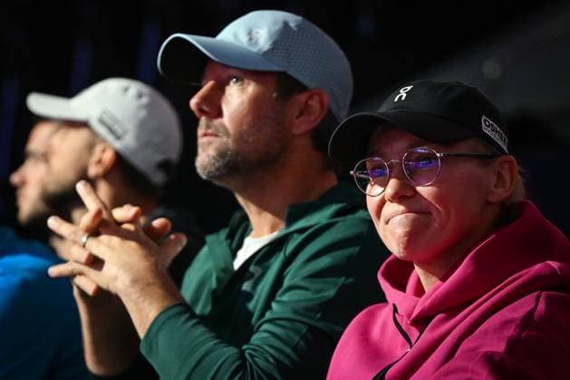 WTA, Tennis Damen Finals 2025 - Day Three RIYADH, SAUDI ARABIA NOVEMBER 3, 2025: Coach Wim Fissette and sports psychologist Daria Abramowicz watch Iga Swiatek of Poland playing against Elena Rybakina of Kazakhstan during their group-stage match on Day 3 of the 2025 WTA Finals at King Saud University Indoor Arena in Riyadh, Saudi Arabia, on November 3, 2025. Riyadh Saudi Arabia  Copyright: xSTRx originalFilename:str-wtafinal251103_nph9o.jpg