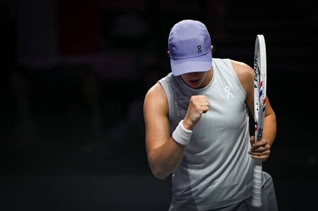 WTA, Tennis Damen Finals 2025 - Day Three RIYADH, SAUDI ARABIA NOVEMBER 3, 2025: Iga Swiatek of Poland plays against Elena Rybakina of Kazakhstan during their group-stage match on Day 3 of the 2025 WTA Finals at King Saud University Indoor Arena in Riyadh, Saudi Arabia, on November 3, 2025. Riyadh Saudi Arabia  Copyright: xSTRx originalFilename:str-wtafinal251103_npKFP.jpg