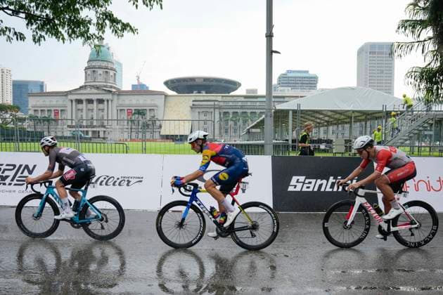 2nd November 2025, Marina Bay Circuit, Marina Bay, Singapore; Tour de France EFGH Singapore Criterium 2025 Cycling; Gianni Vermeesch of Team Alpecin Deceunick, Carlos Verona of Team Lidl Trek and Boon Kiak of Team Singapore pass the National Gallery as they head along the Padang during the race  StevexFlynn