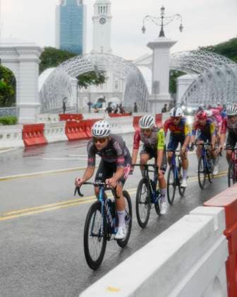 2nd November 2025, Marina Bay Circuit, Marina Bay, Singapore; Tour de France EFGH Singapore Criterium 2025 Cycling; The Peloton crosses the Anderson Bridge  StevexFlynn